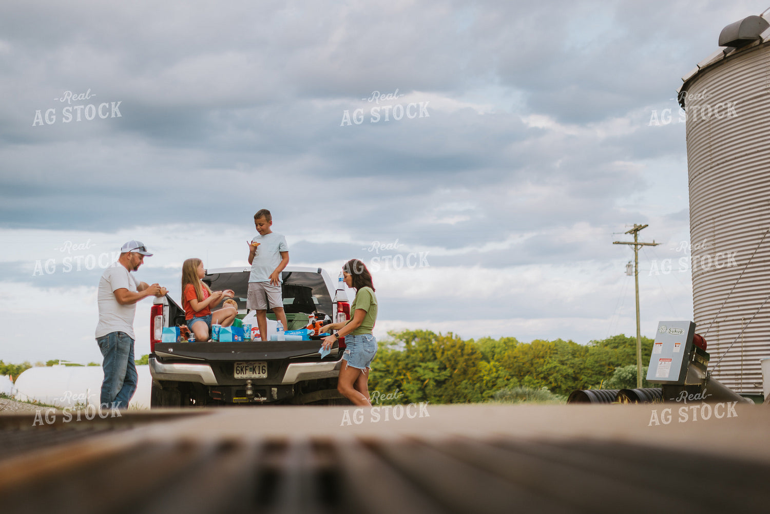 Farm Family Eating Dinner on the Tailgate 8757