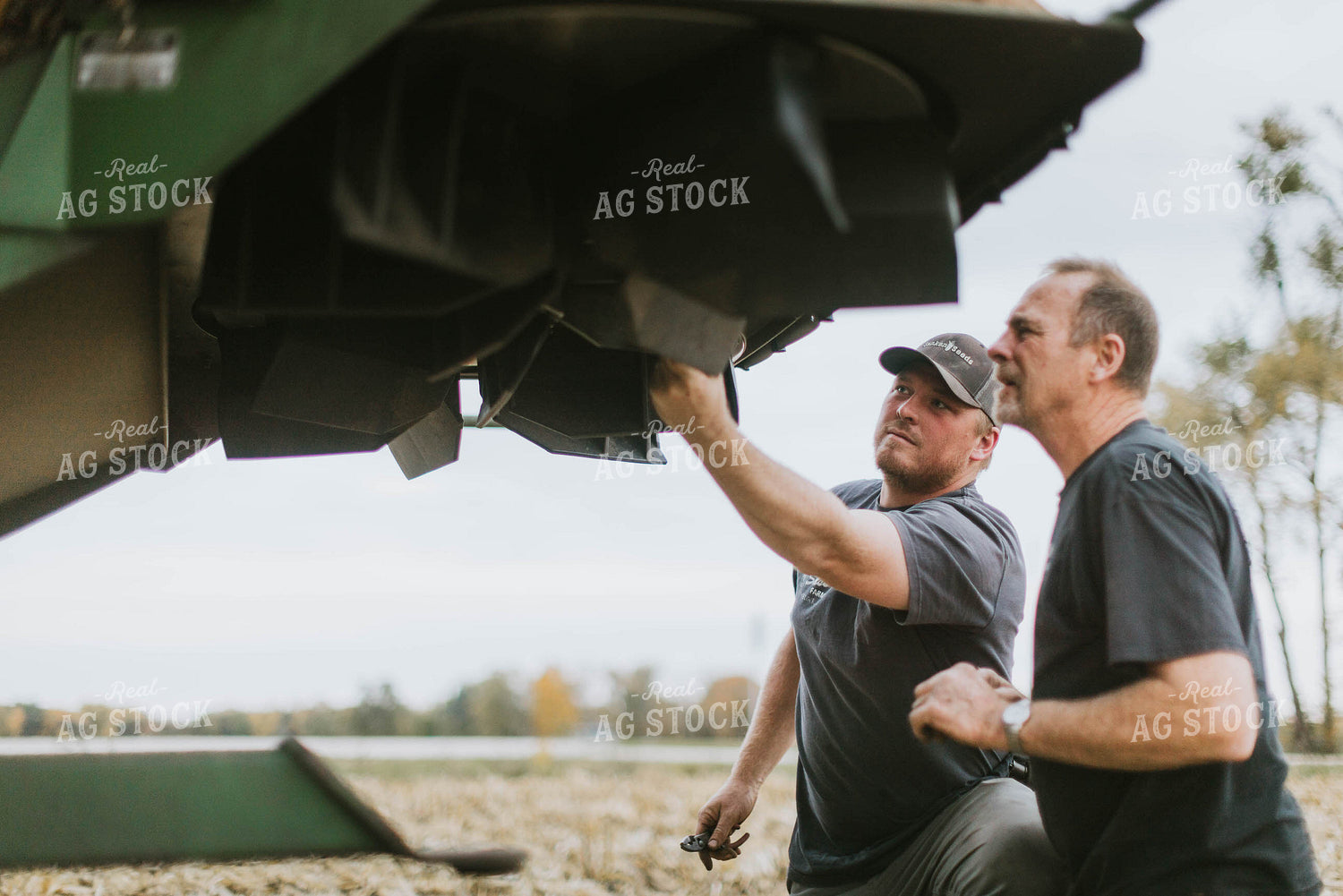 Farmers Fixing Combine 8607