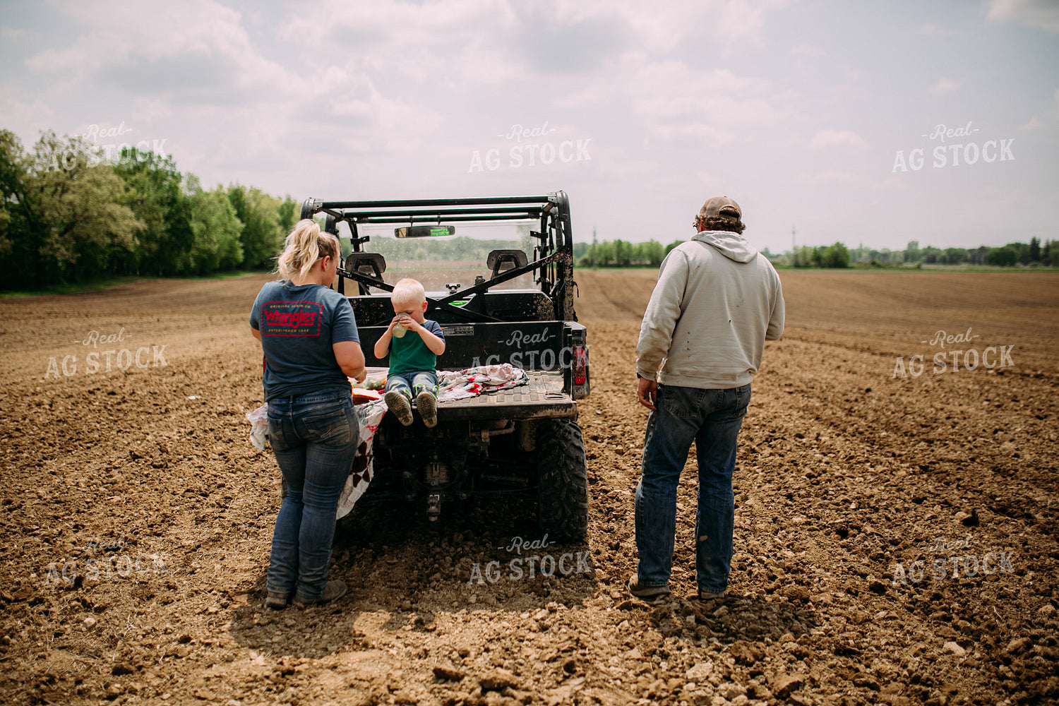 Farm Family Eating Field Meal 169086