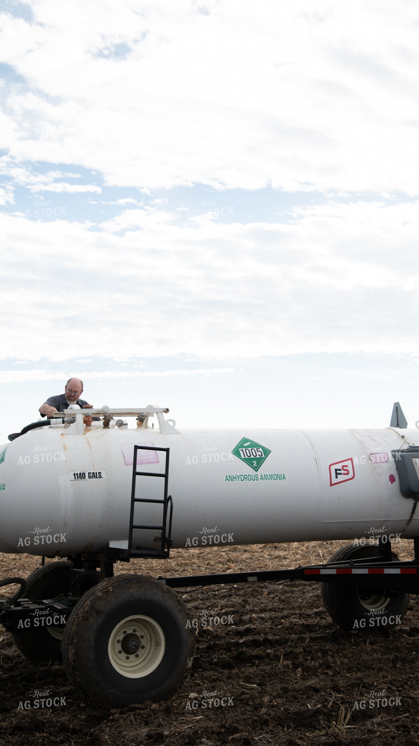 Farmer with Anhydrous Tanks 26147