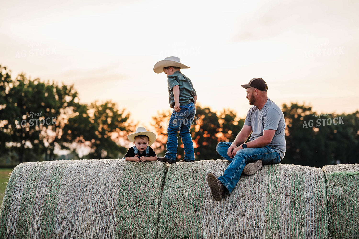 Farm Kids on Hay Bale 115313