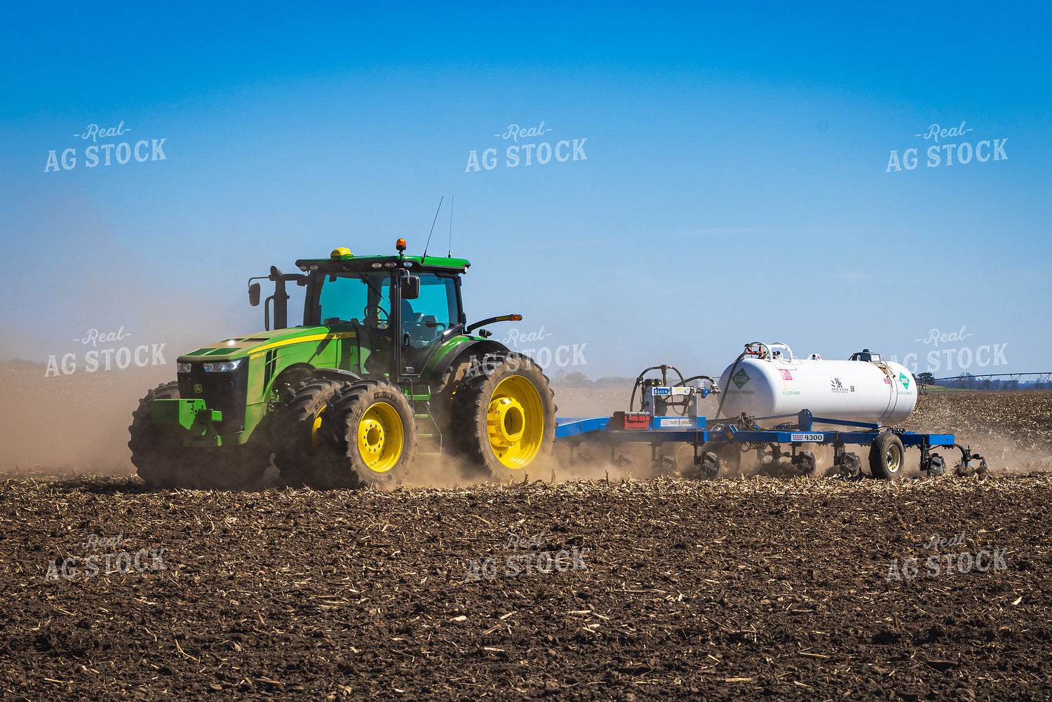 Spreading Anhydrous Ammonia on Field 124012