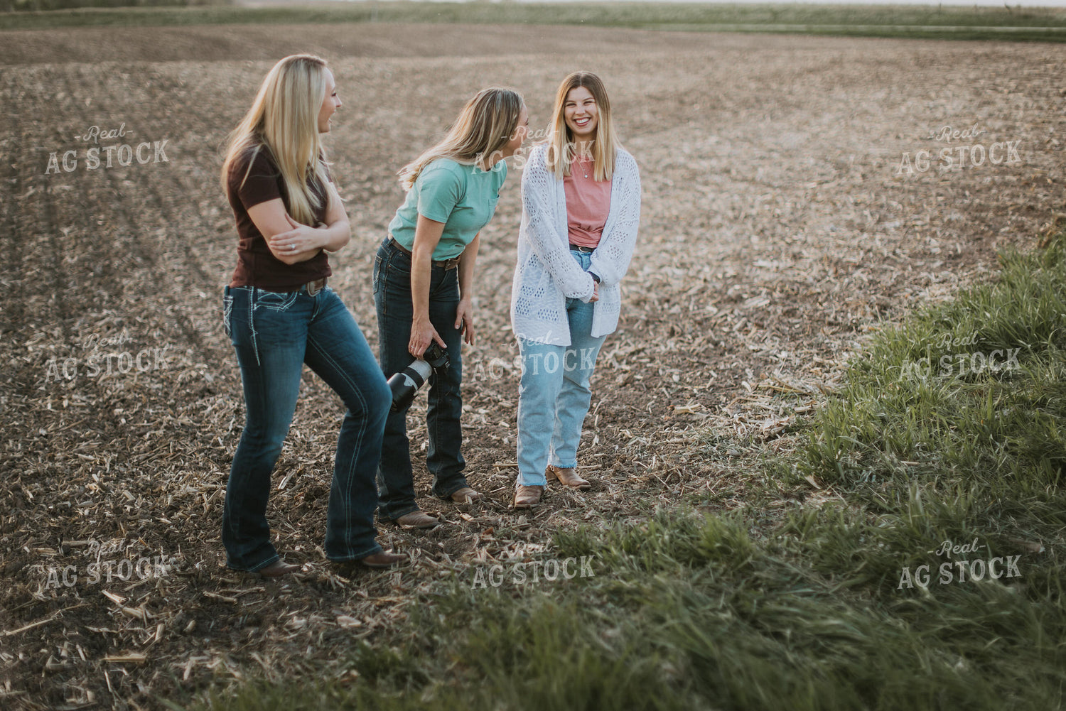 Farm Wives Talk in Field 7739