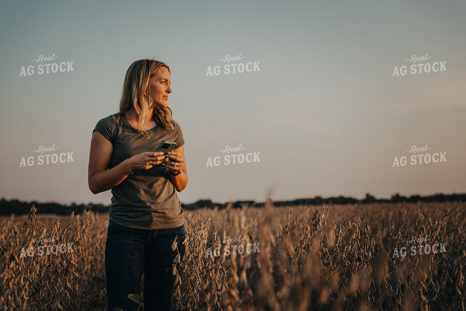 Female Agronomist Checking Soybeans 9259