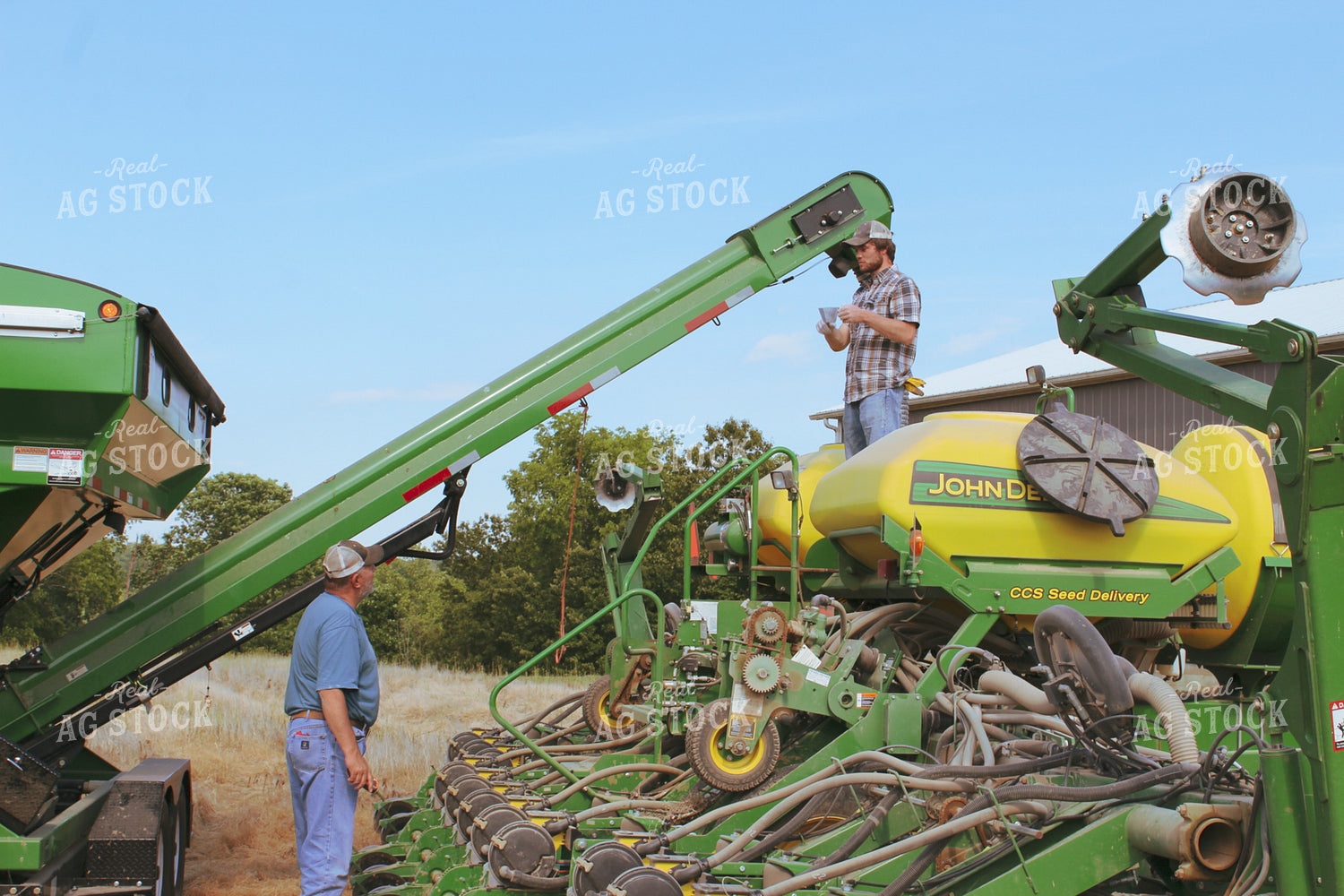 Farmers with Planter 52019
