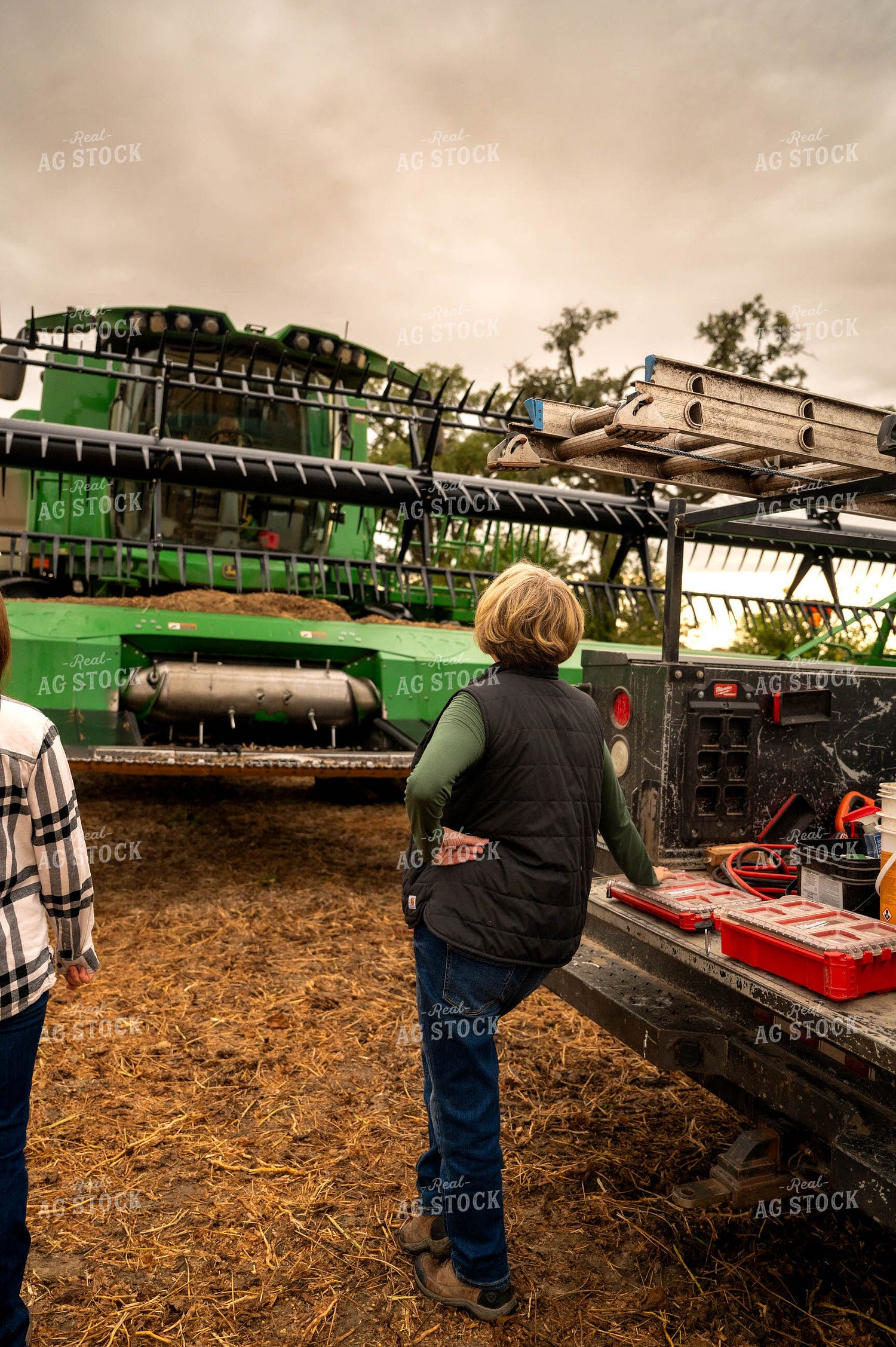 Farmers Fixing Combine Head 115411