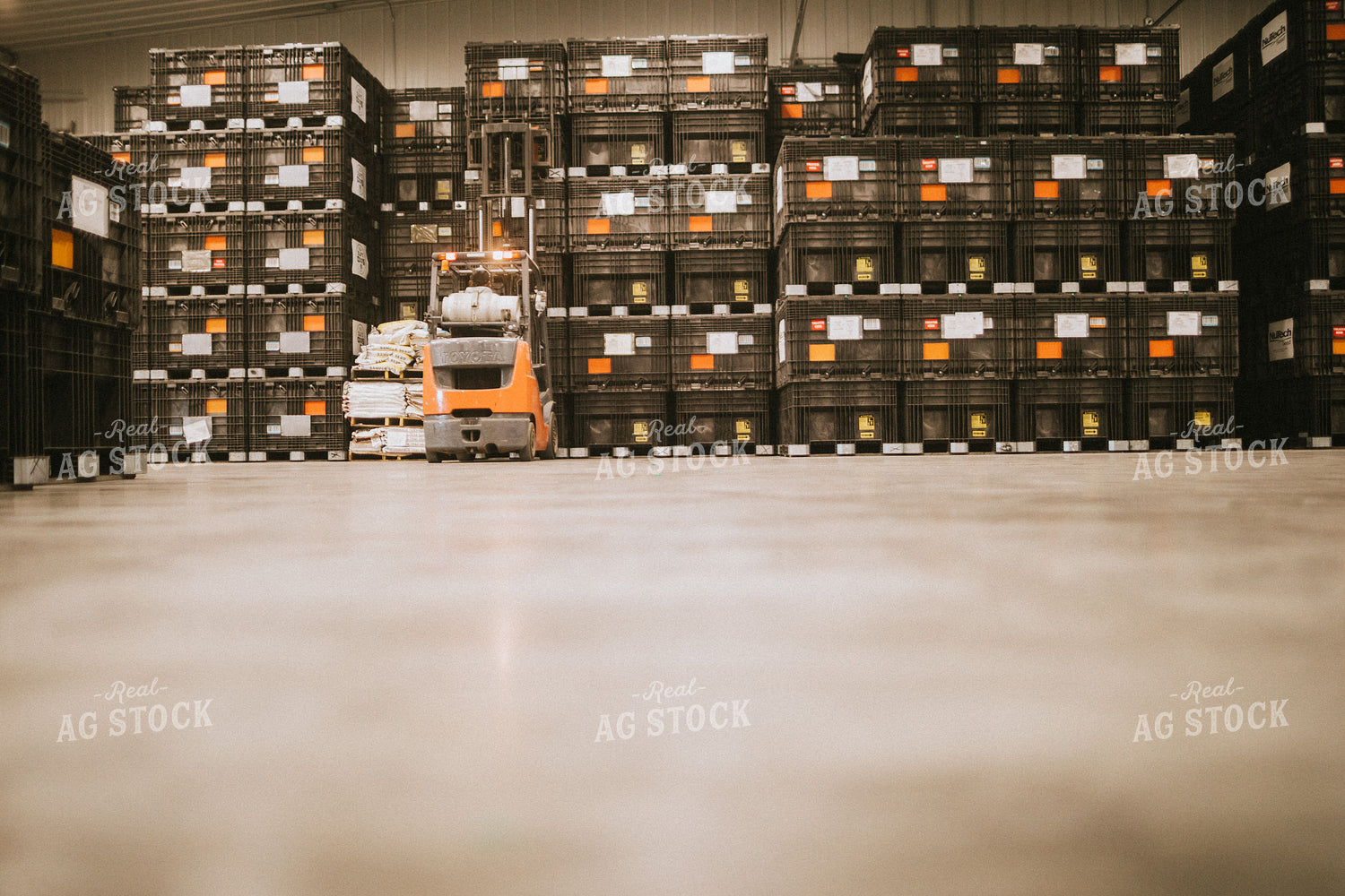 Forklift Operator with Bulk Bins 5281