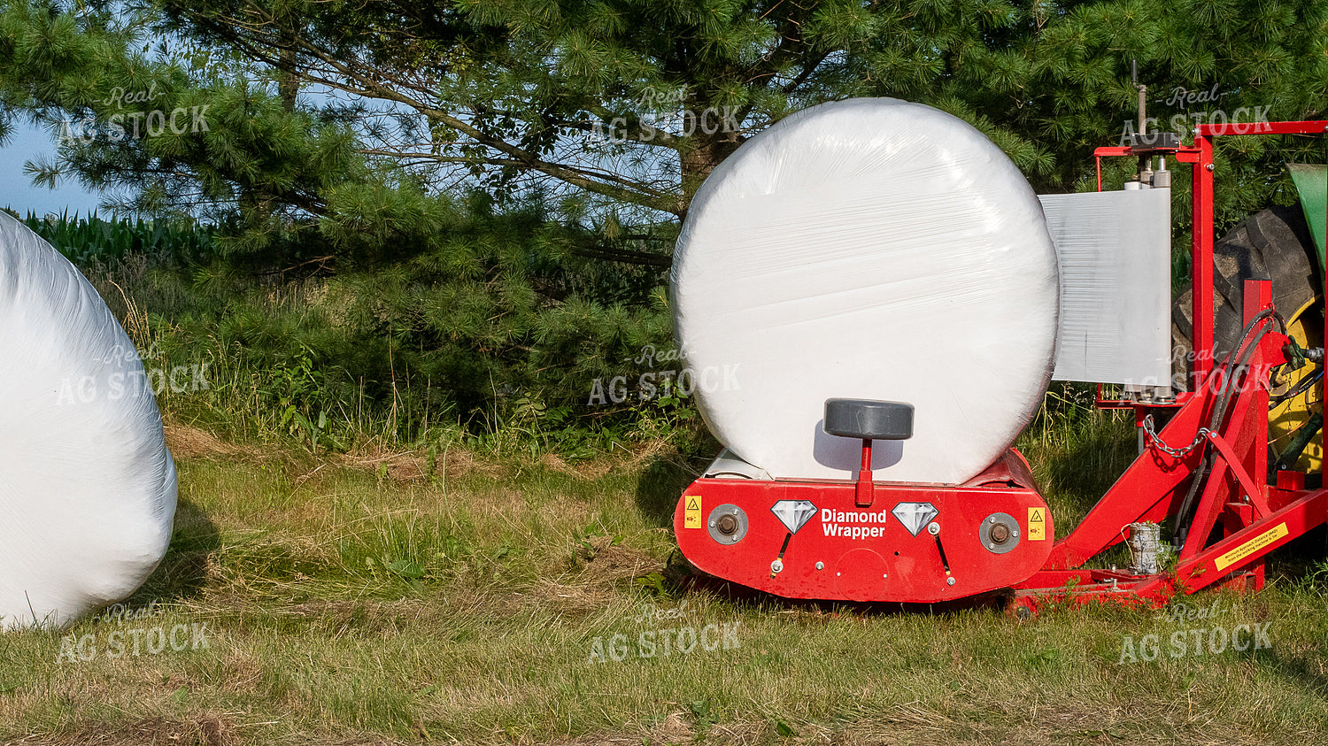 Wrapping Hay Bales 50393