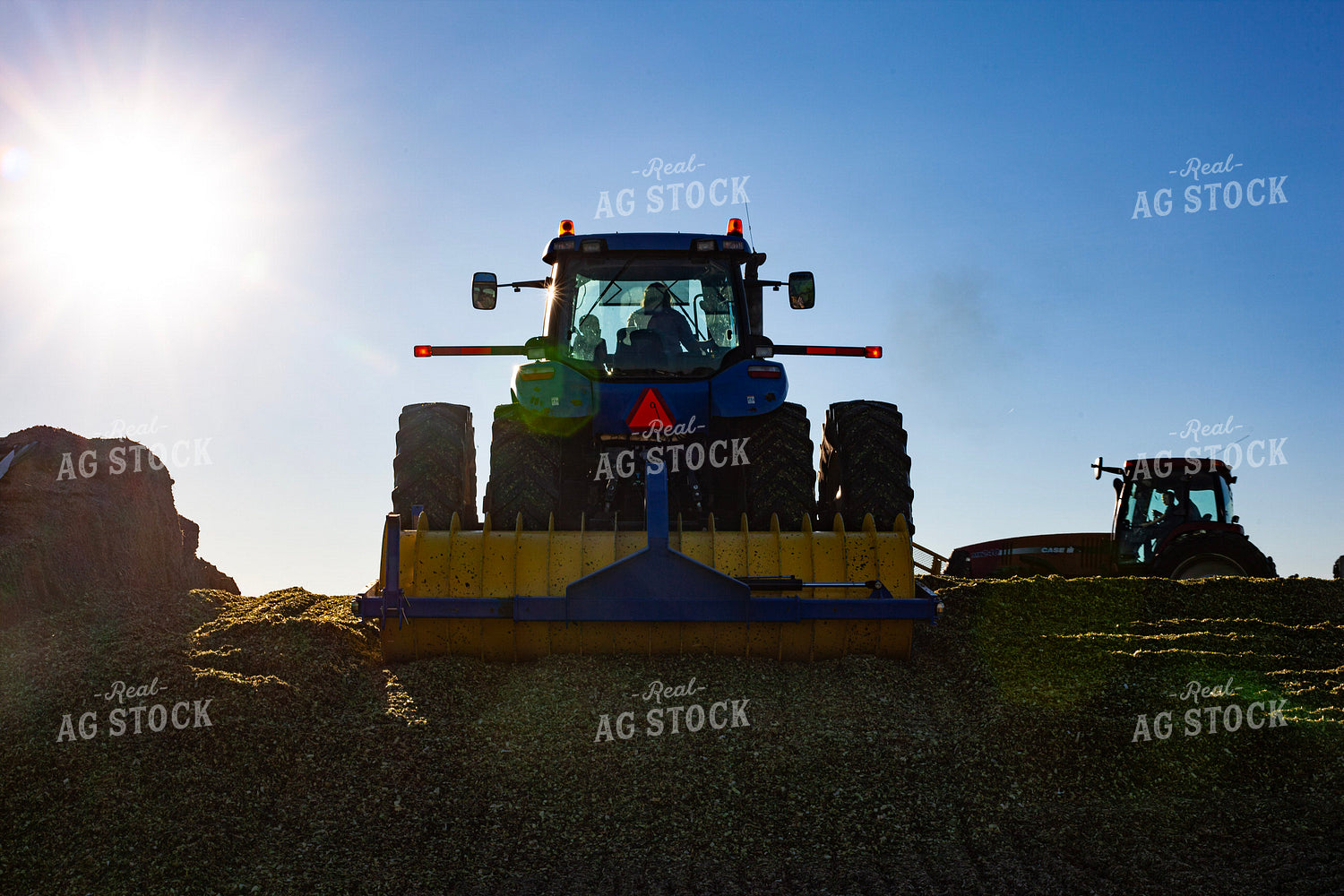 Piling Corn Silage 132092