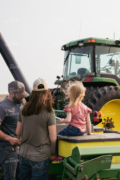 Farm Family Loading Planter Boxes with Seed Tender 67311