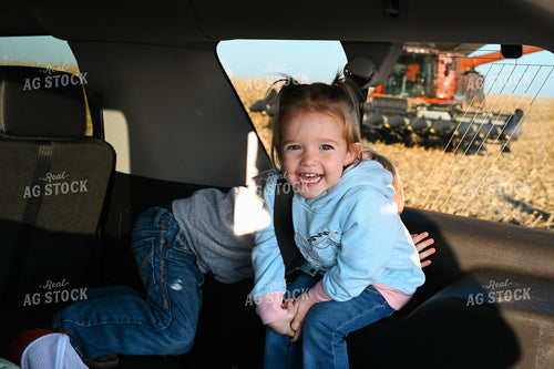 Farm Kids in Car 26295