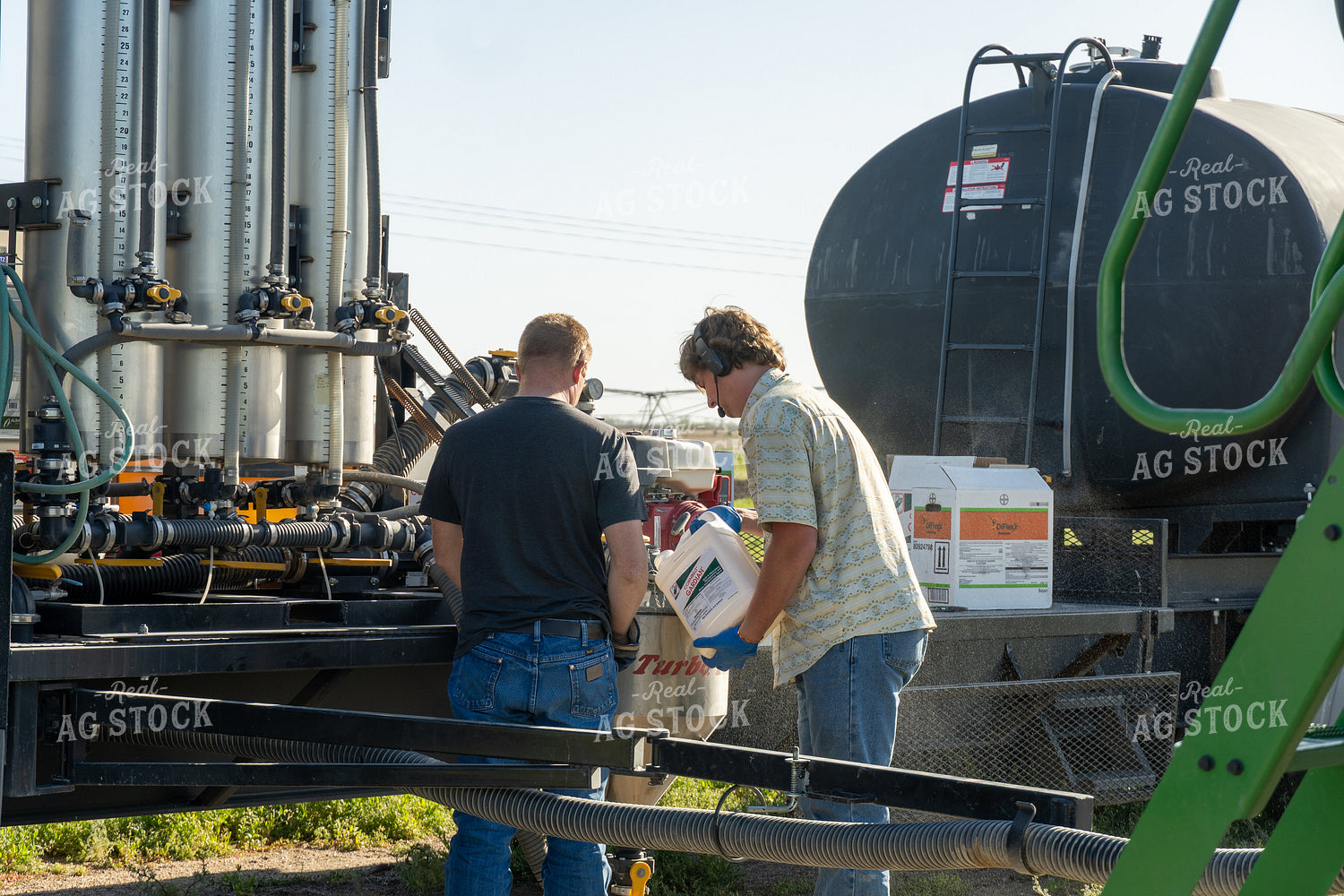 Farmers Mixing Chemicals 65720