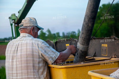 Farmer FIlling Planter 132075