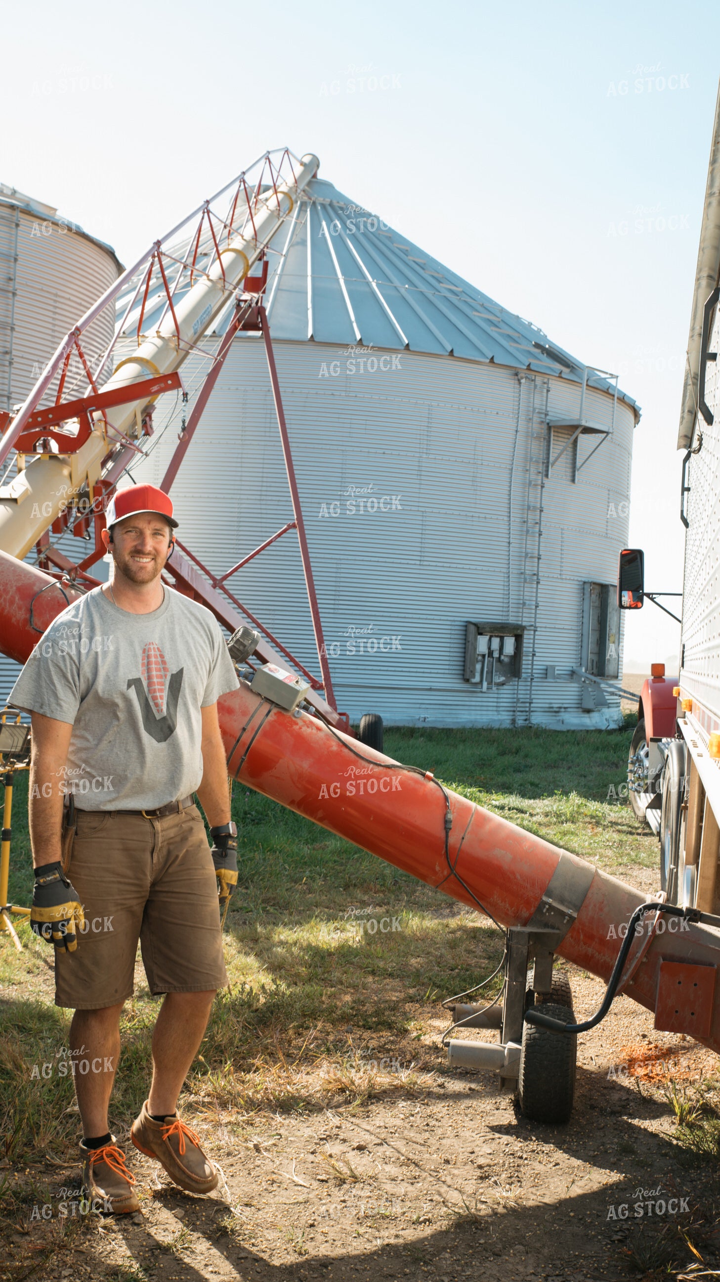 Farmer Filling Bin with Sweep Auger 26075