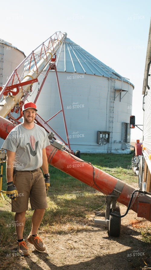 Farmer Filling Bin with Sweep Auger 26075