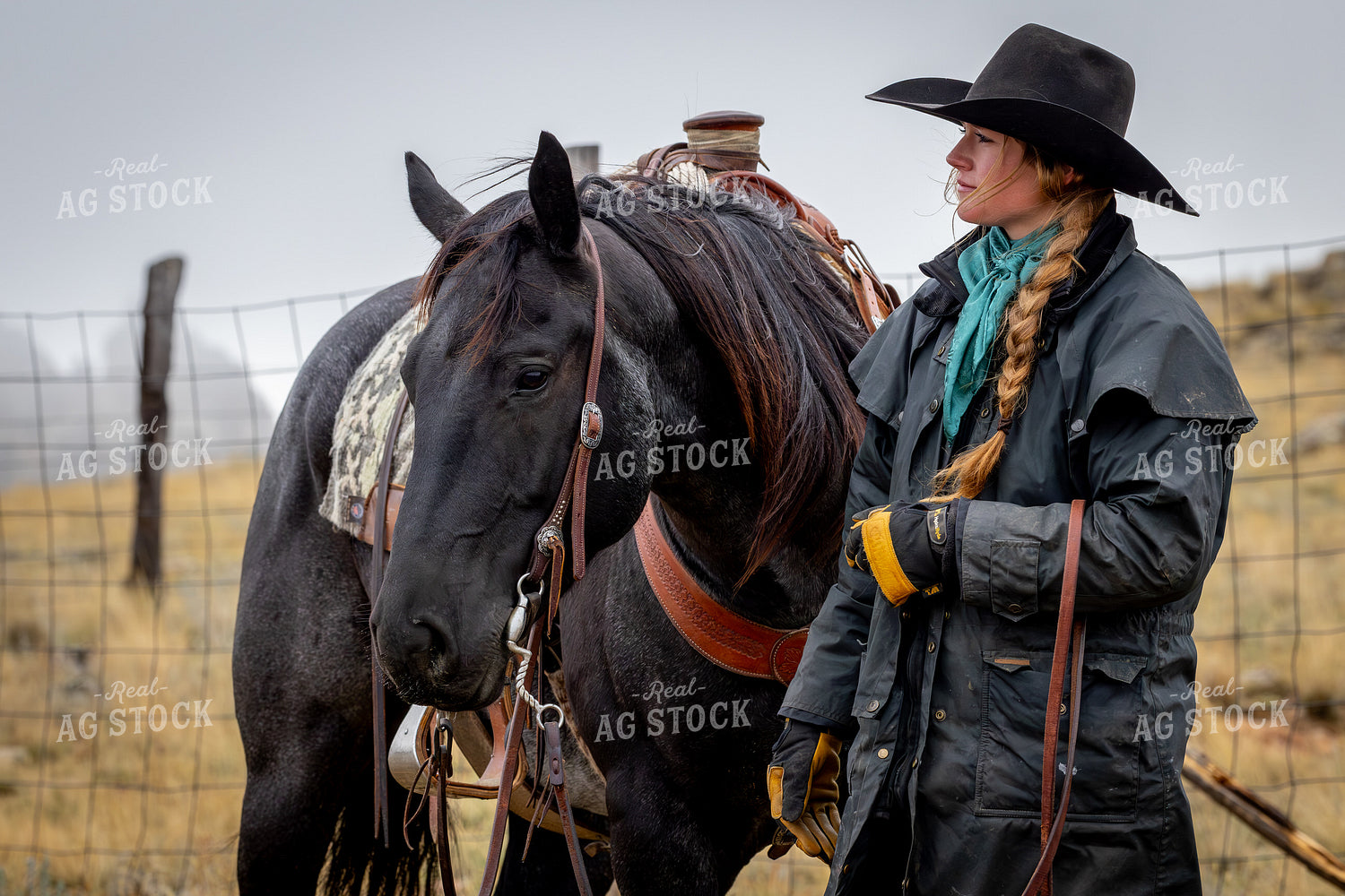 Cowgirl with Horse  290037