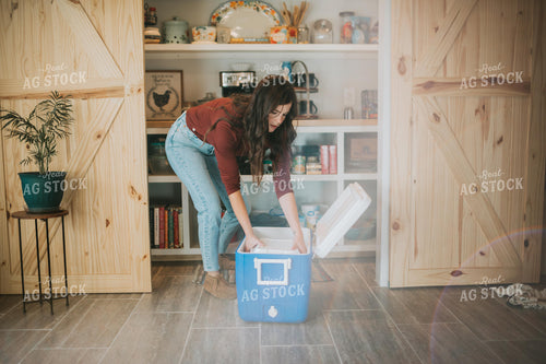 Farm Mom Preparing Field Meals 5034