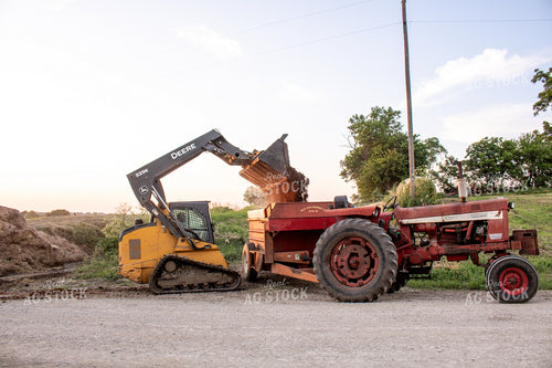 Loading Feed Wagon 214247