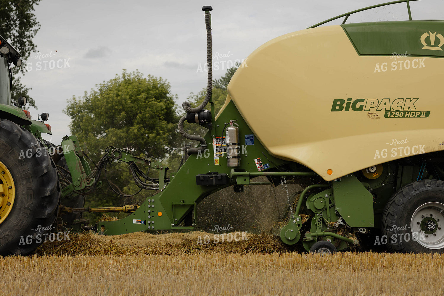 Baling Wheat Straw 296030
