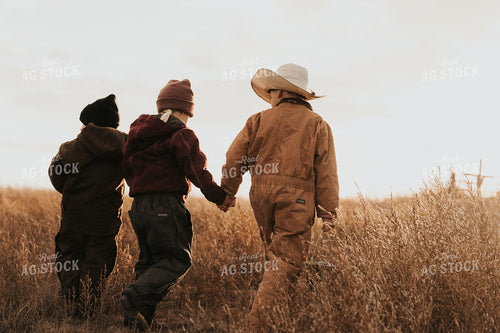 Ranch Kids Walking 61221