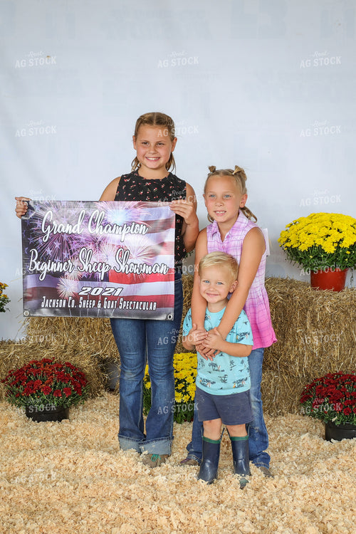 Kids Pose with Show Banner 52286