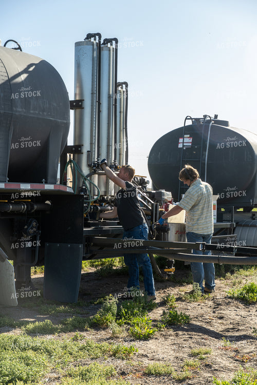 Farmers Mixing Chemicals 65715