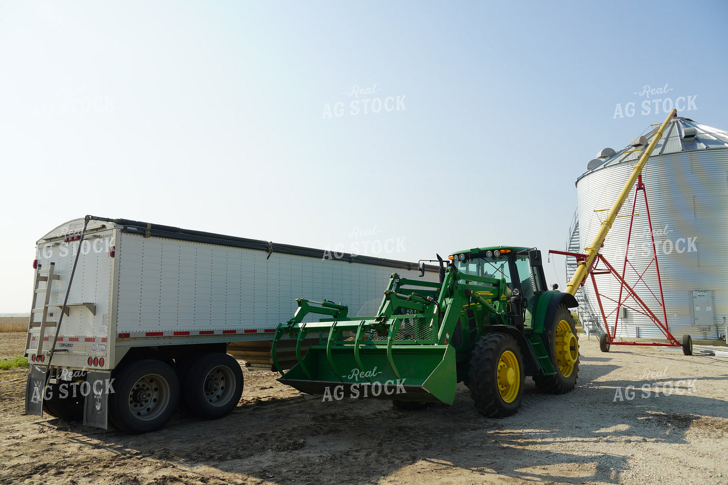 Augering Grain into Grain Bin 65010