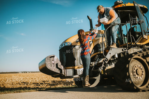 Farm Mom Delivering Field Meals 5041