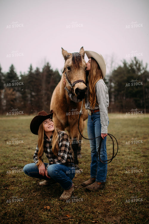 Farm Kids with Horse 169051