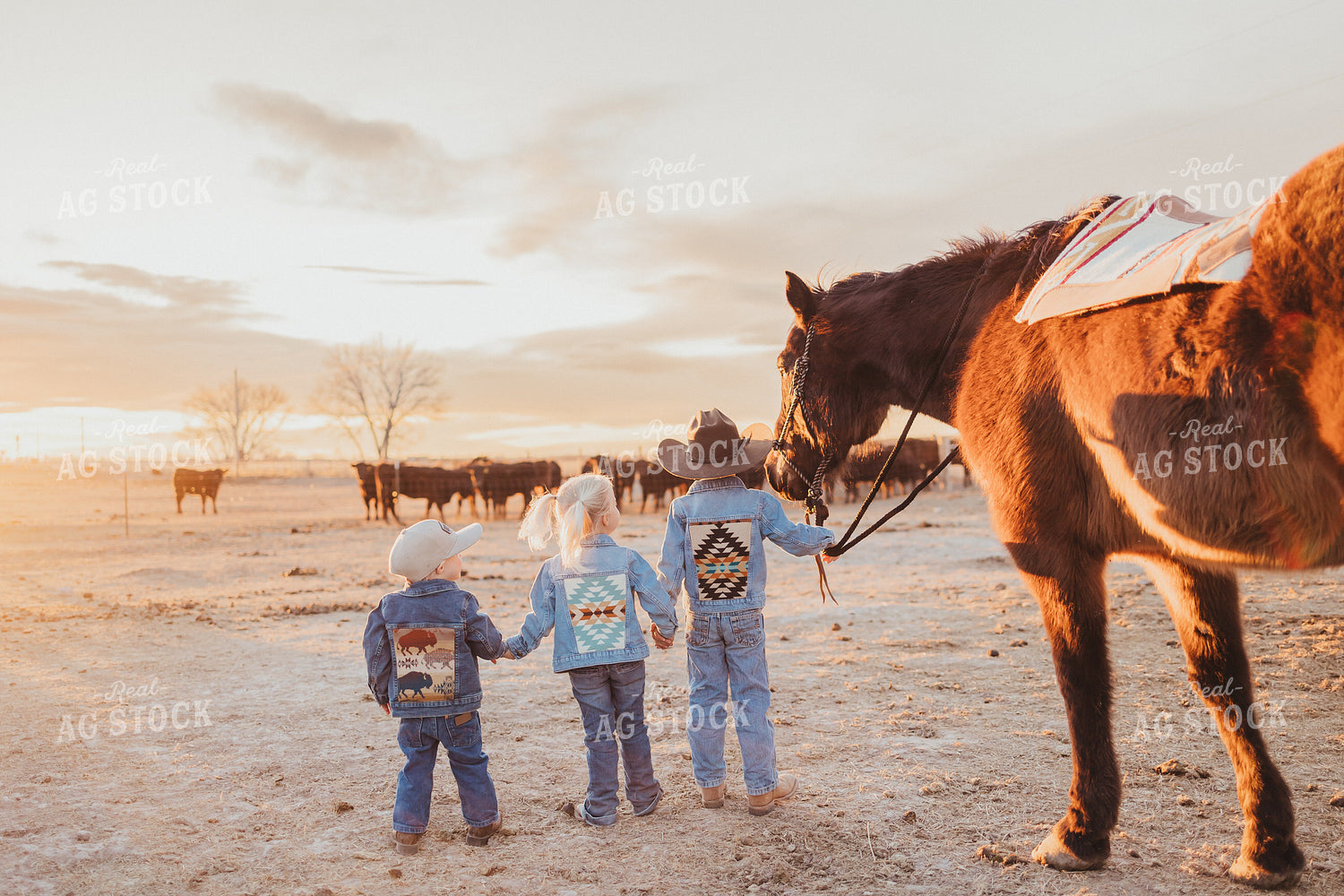 Farm Kids Standing by Horse 61125