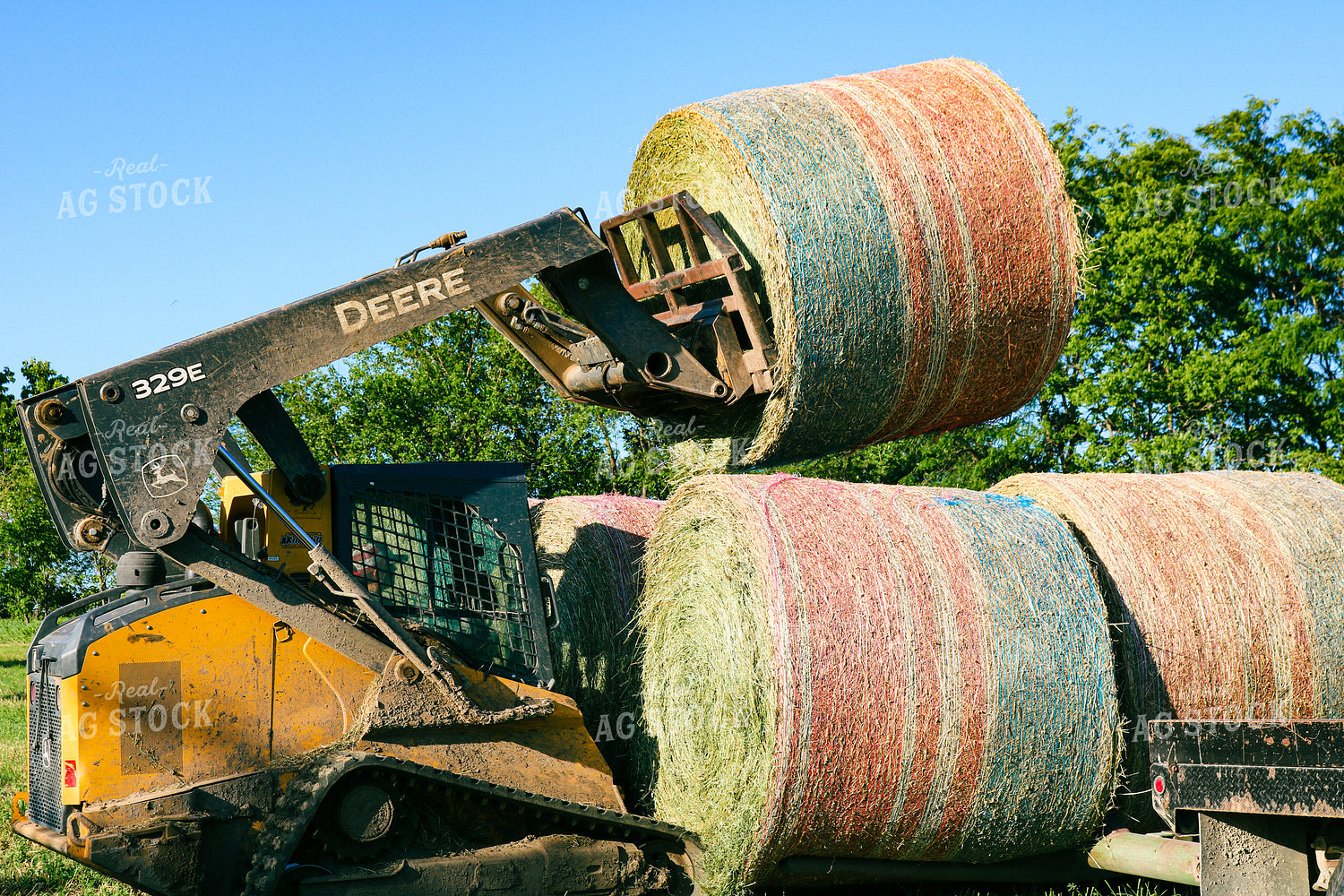 Loading Hay Bales 214044