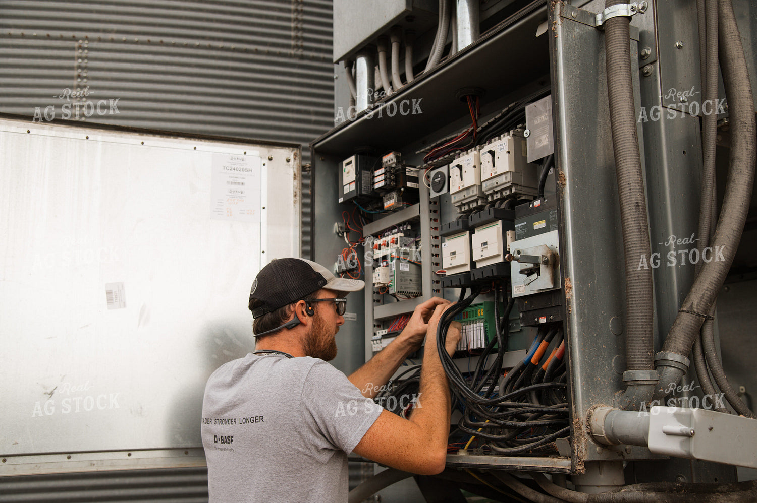 Farmer Fixing Grain Dryer 26017