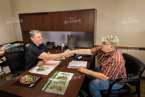 Retailer Meeting with Farmer 8078