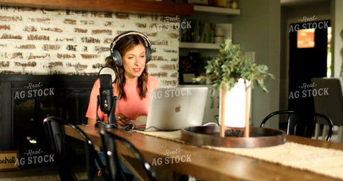 Podcaster Talking 6054