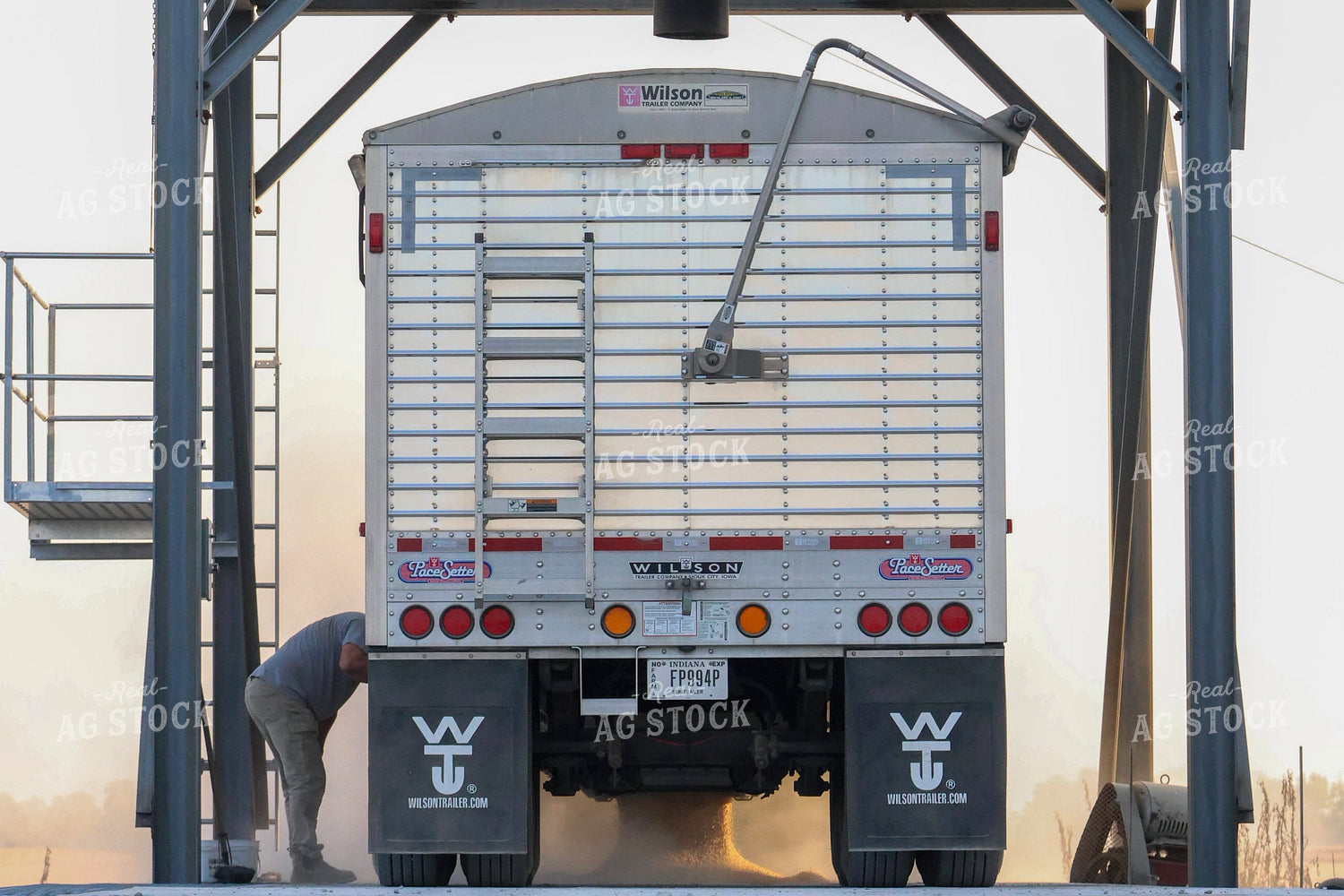 Dumping Grain 109125