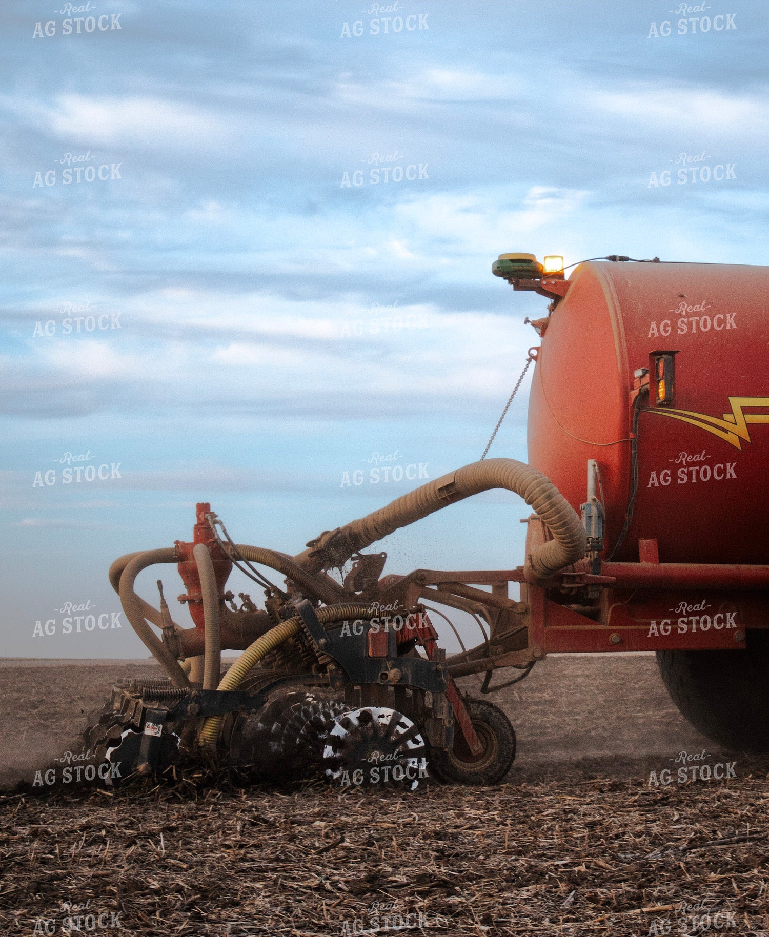 Hauling Manure 289040