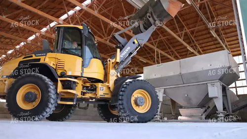 Loading Dry Fertilizer 9181