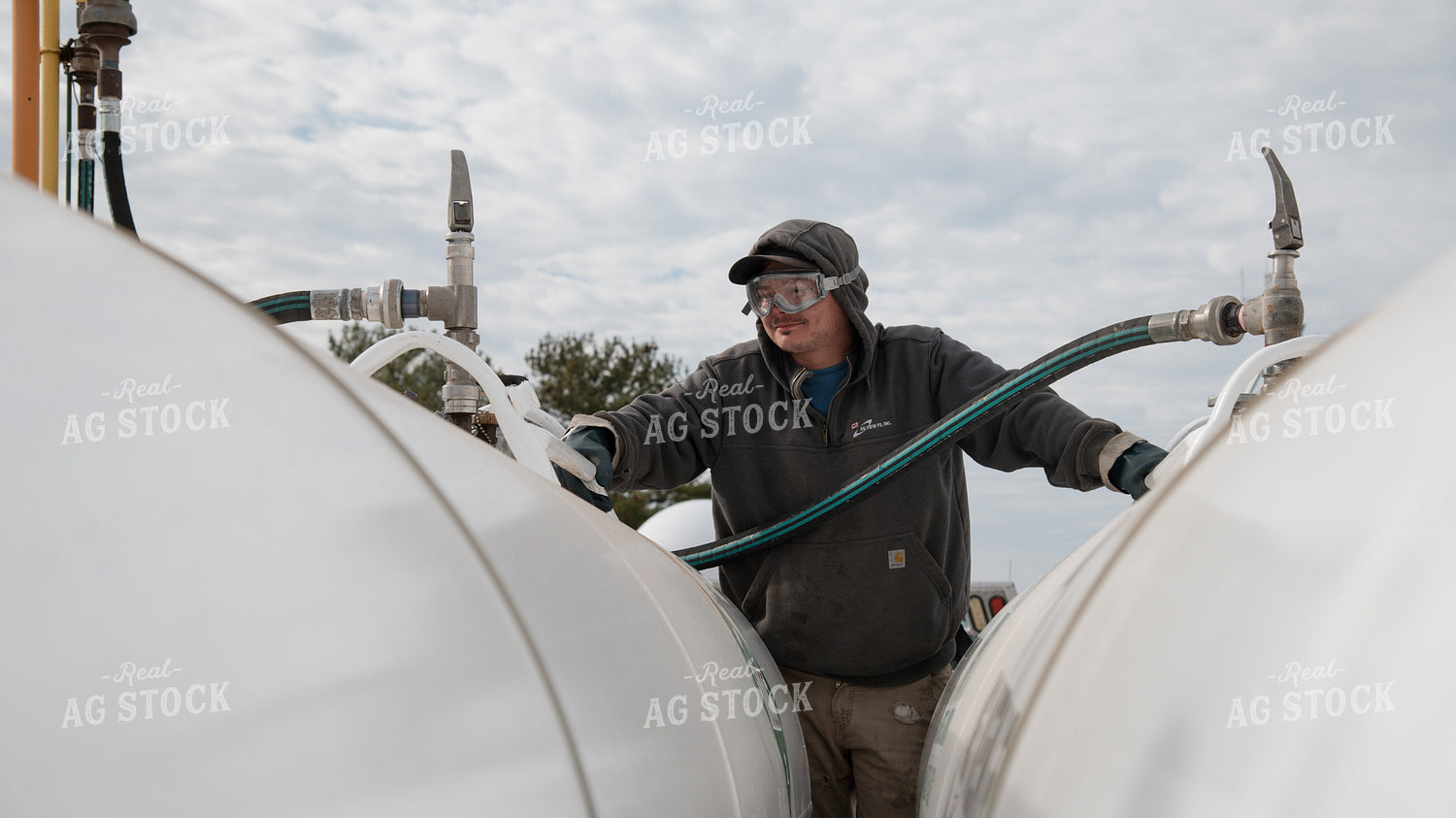 Input Supplier Loads Anhydrous Tanks 26245