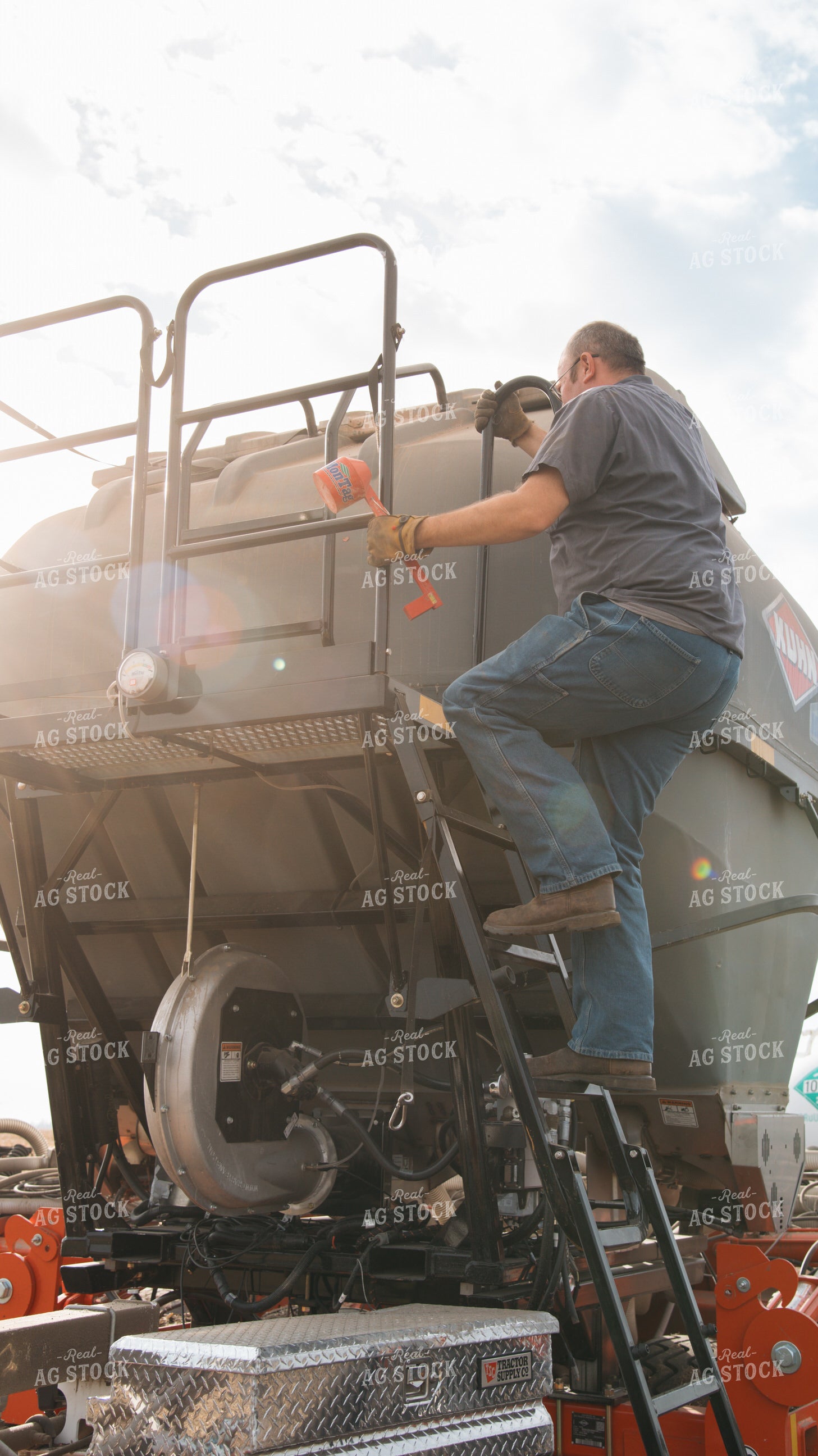 Farmer Climbing Fertilizer Spreader 26172