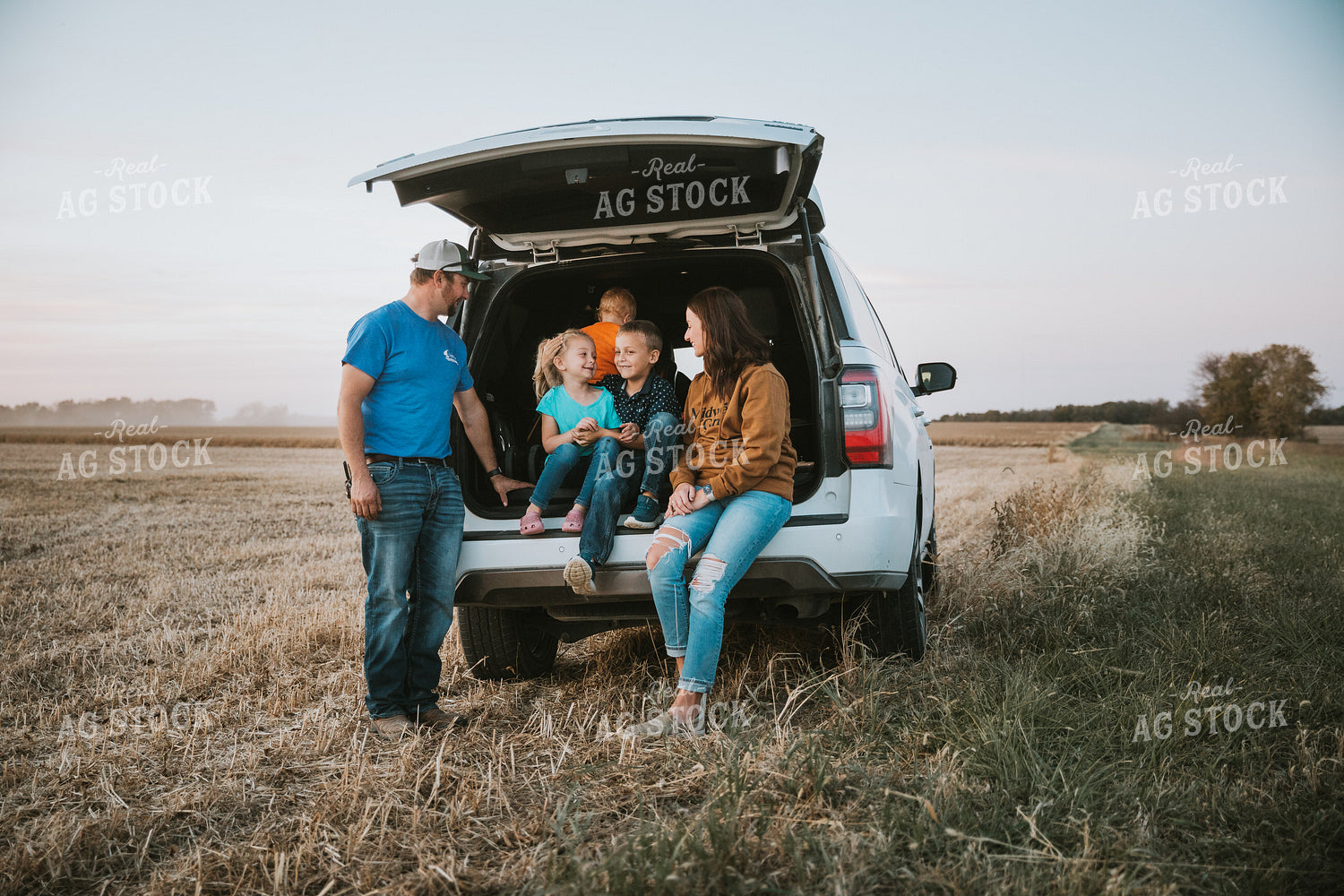Farm Family in Back of Car 7009
