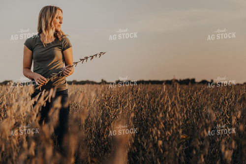 Female Agronomist Checking Soybeans 9255