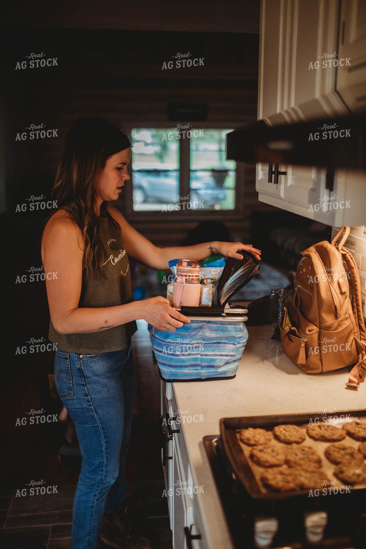 Farm Mom Packing Lunch Box 5597