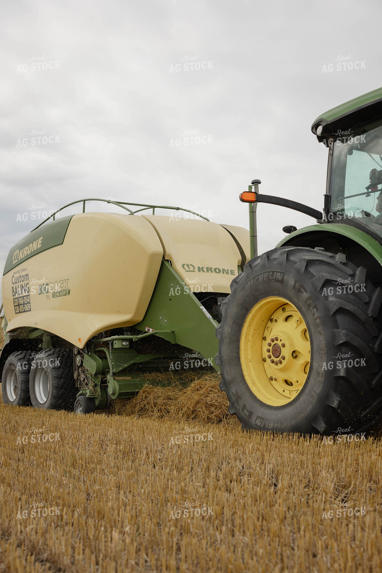 Baling Wheat Straw 296025