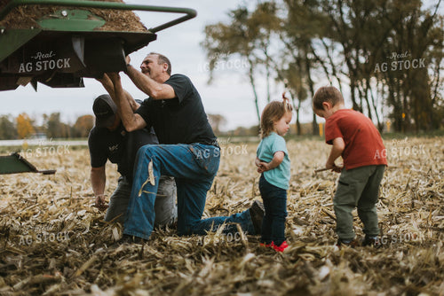 Farmers Fixing Combine 8612