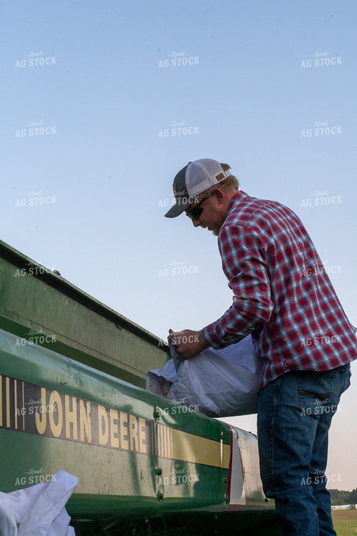 Farmer Filling Drill 50389