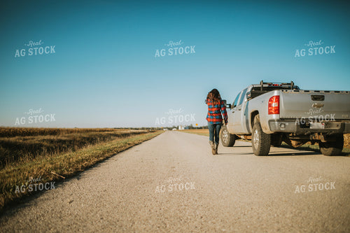 Farm Mom Delivering Field Meals 5043