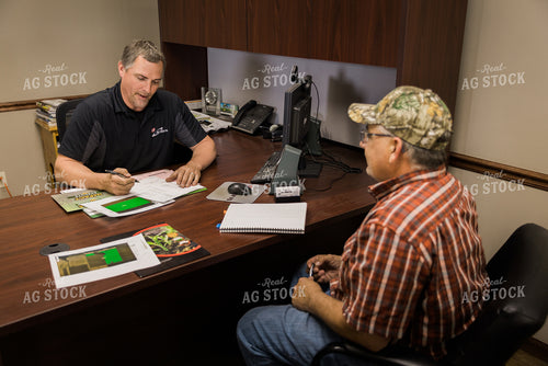 Retailer Meeting with Farmer 8071