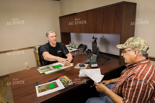 Retailer Meeting with Farmer 8072