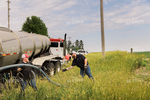 Applicator Filling Sprayer in Field 8004