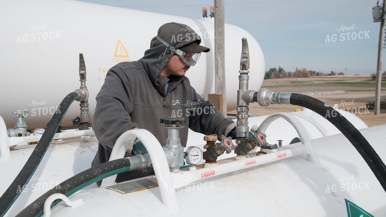 Input Supplier Loads Anhydrous Tanks 26239